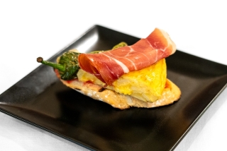 Bar LoLo y PePe: Potato omelette skewer with ham