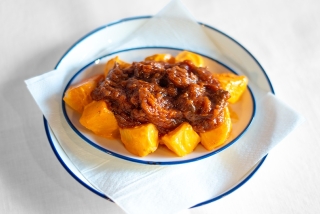 Vermuteria Olimpo: Healthy potato topped with squid