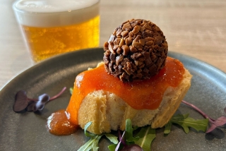 Garrofer Gaud : Almond sausage bonbon
